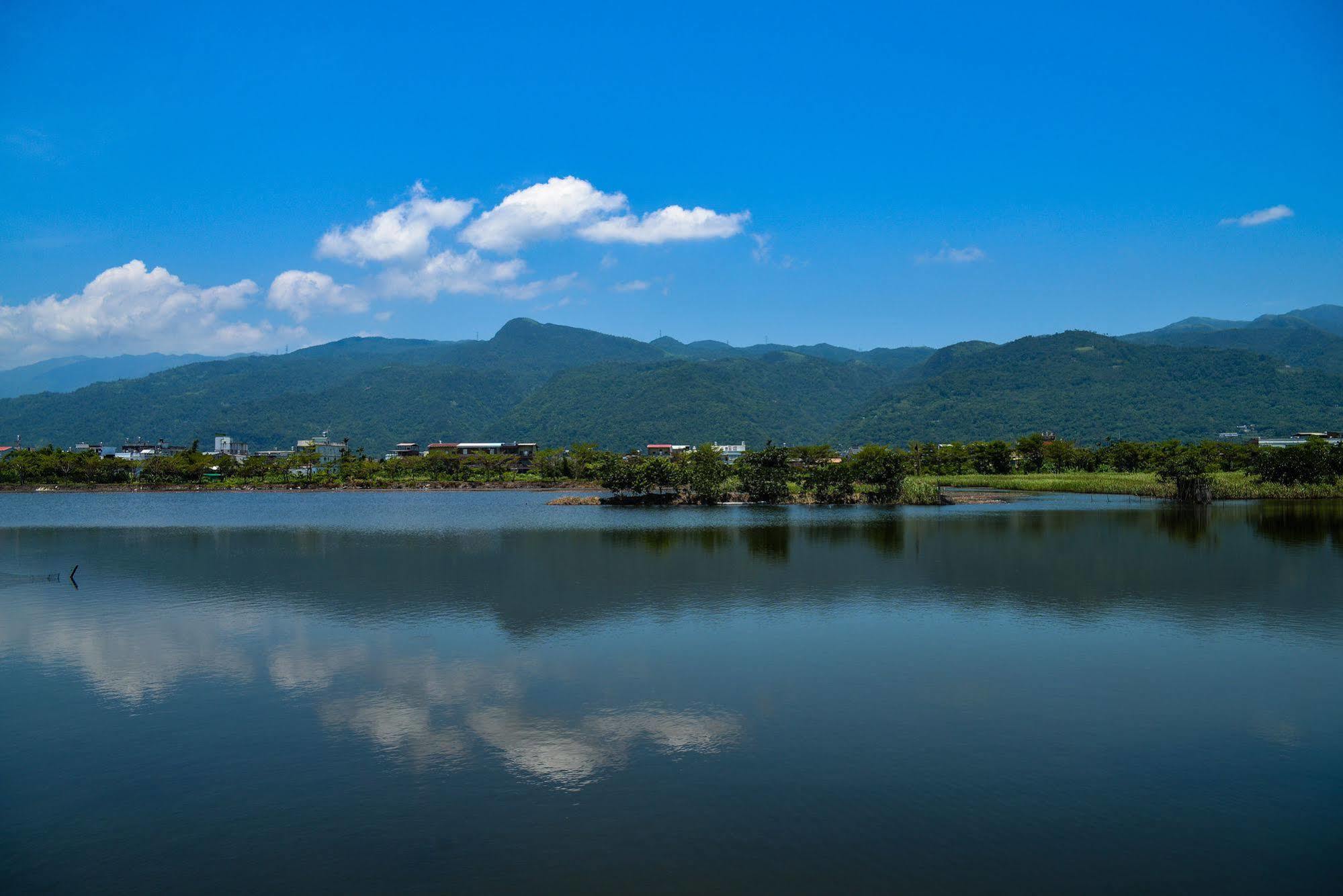 Water Bird Family Apartment Toucheng Bagian luar foto